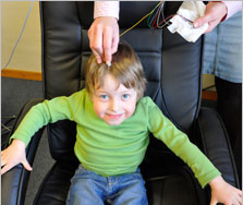 Neurofeedback: Moritz bekommt Elektrodenleitkabel auf den Kopf